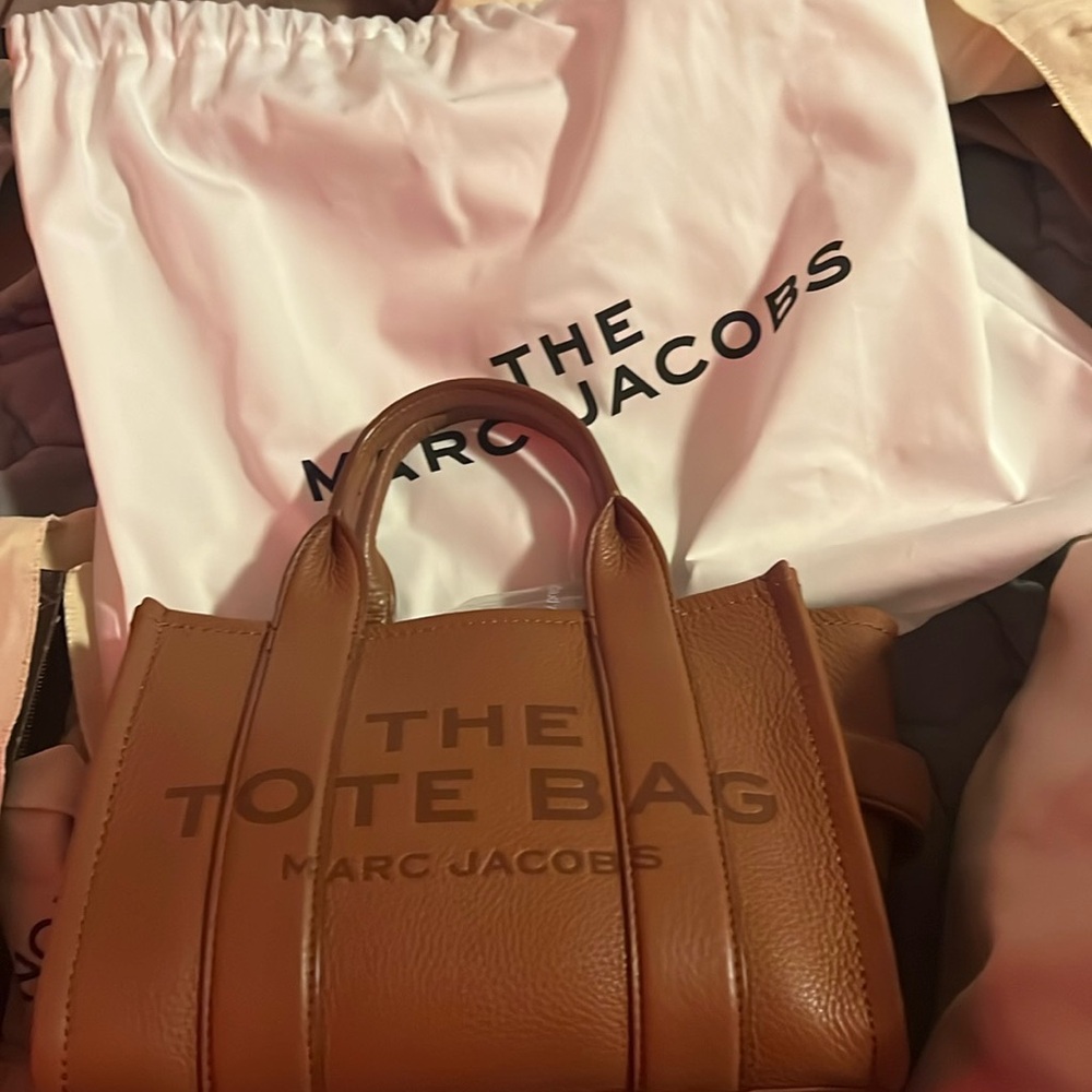Marc Jacob’s Tote Argan Oil

THE LEATHER
SMALL TOTE BAG